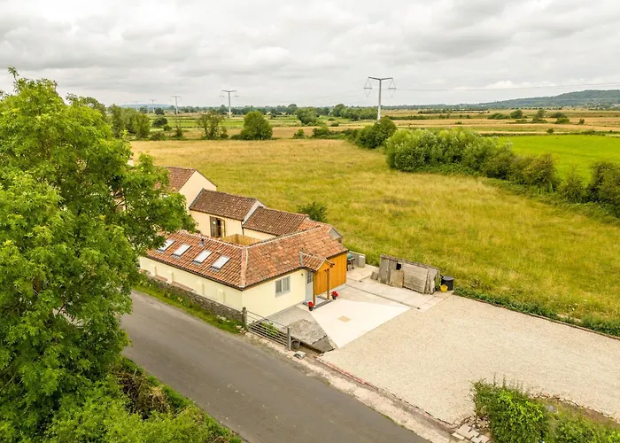 Well-Located Countryside Cottage